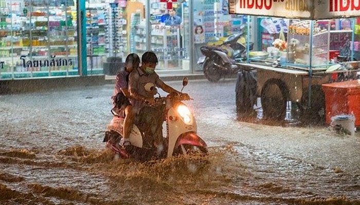 Perlu Diketahui Bigini Cara dan Tips Aman Mengendarai Sepeda Motor di Musim Hujan